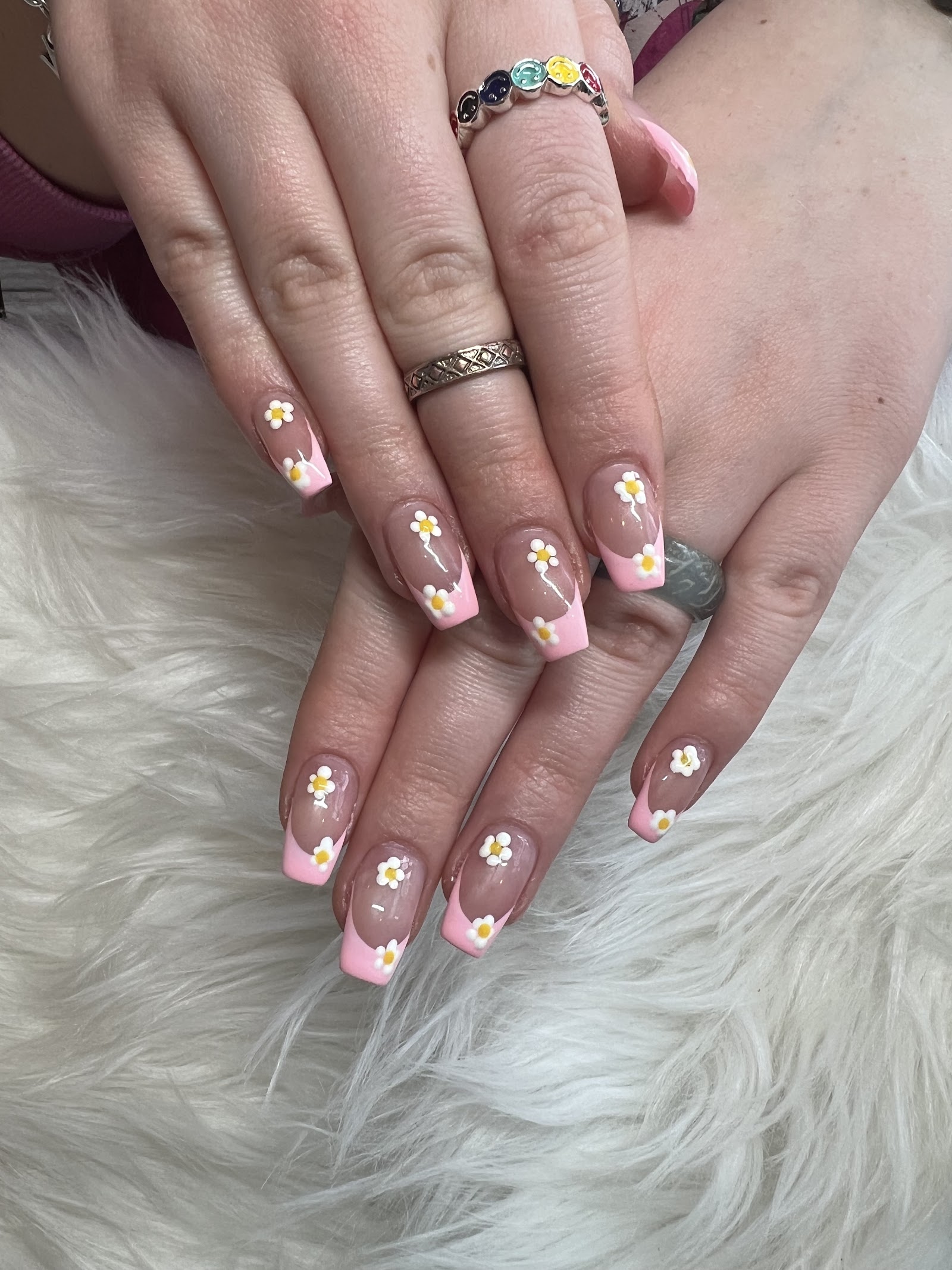 Lily Nails logo